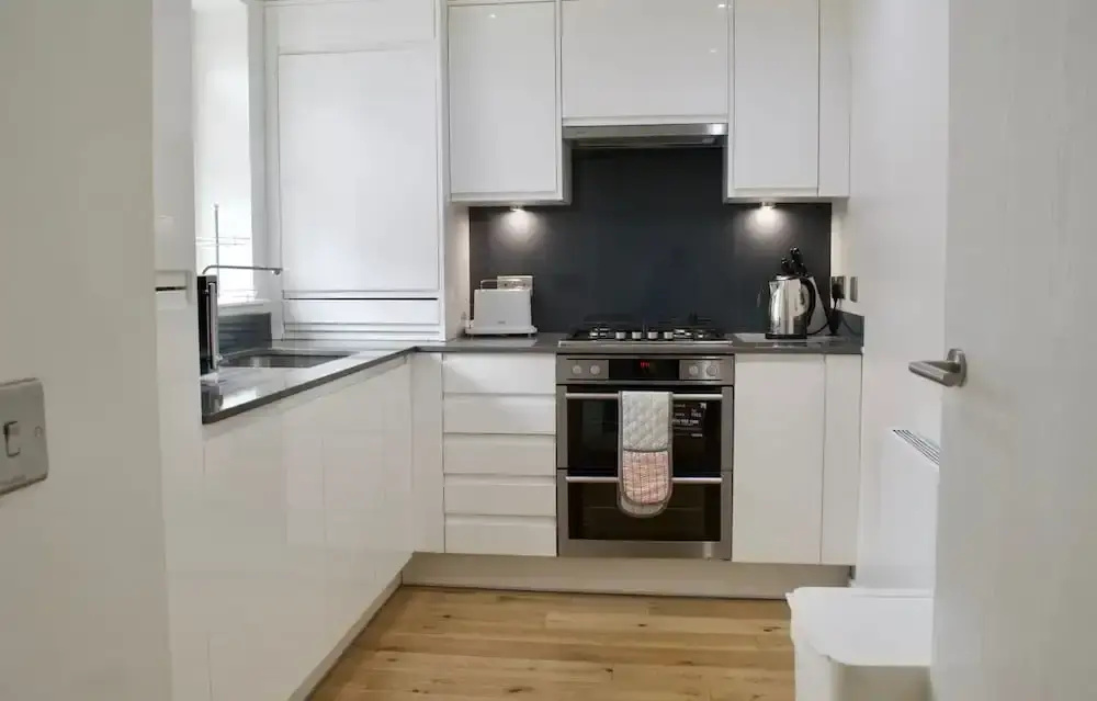Modern 2 Bedroom Apartment With Parking
