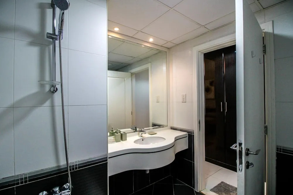 Yogi - Marina Marvel Luxurious 1BR Apt at Al Shera Tower