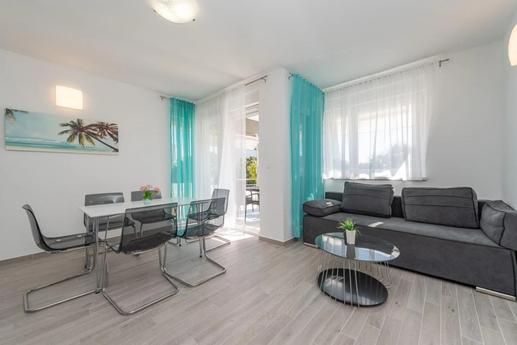 Dario 1. modern & luxury ap. with a pool