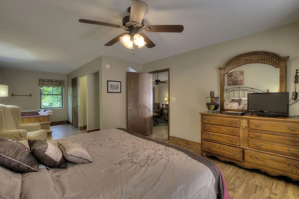 Bears Delight  320 - Three Bedroom Cabin