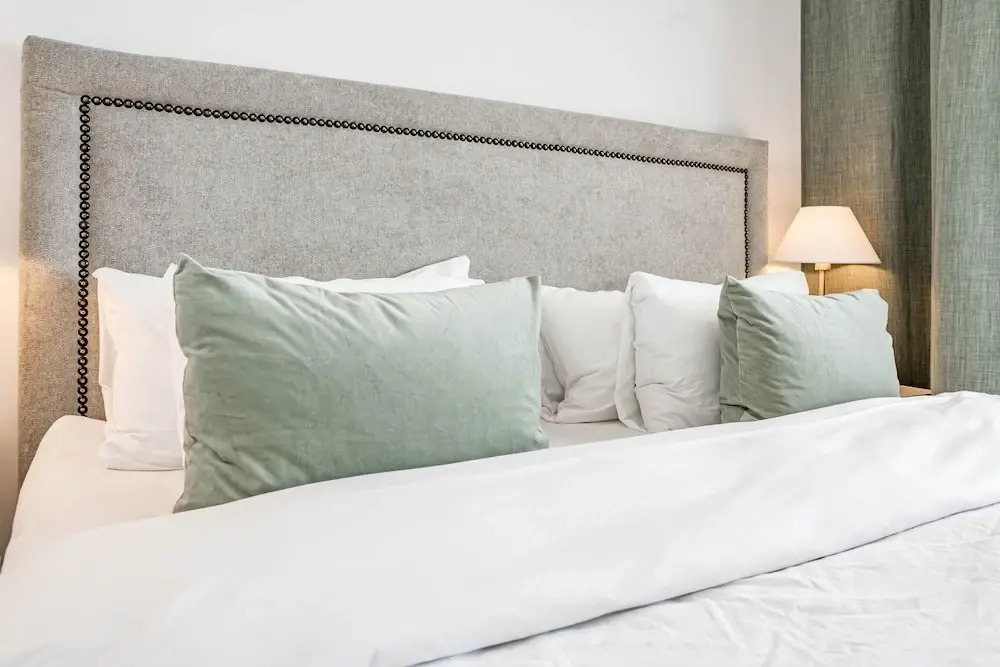OV2 1B - Bright and Modern 3 Bedroom Apartment