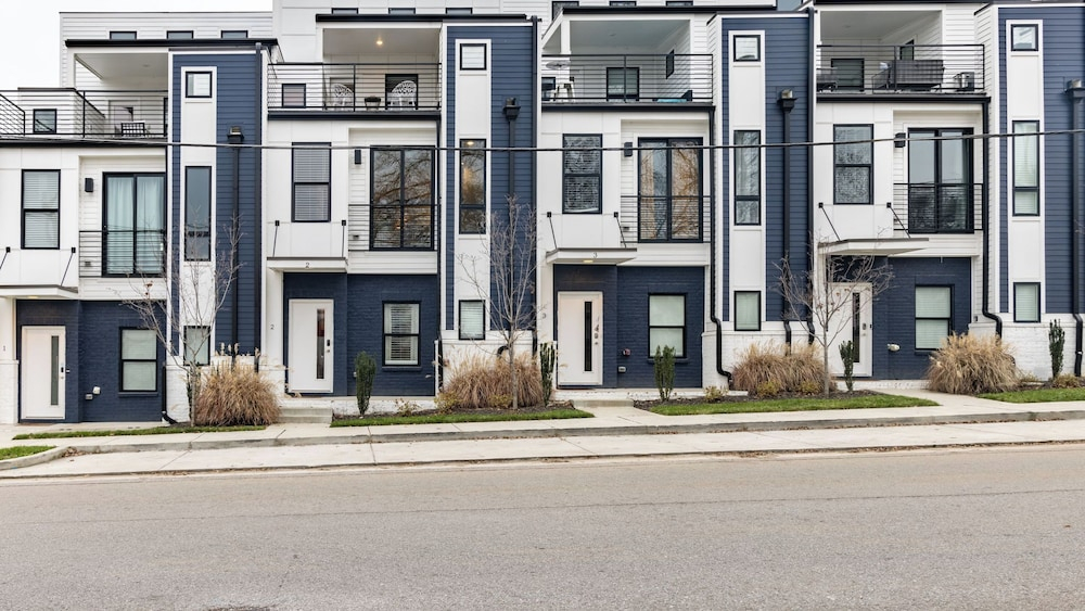 Monty by Avantstay 4bdr 4ba, Balcony w/ Outdoor Seating, 5mins to DT