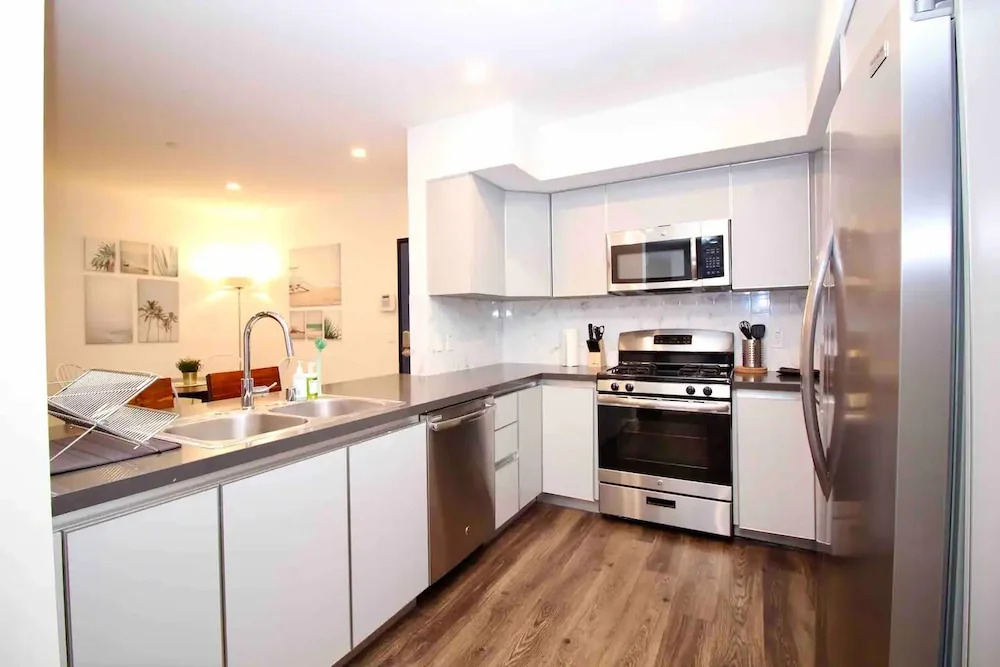 Los Angeles Grand Suites • Free Reserved Parking