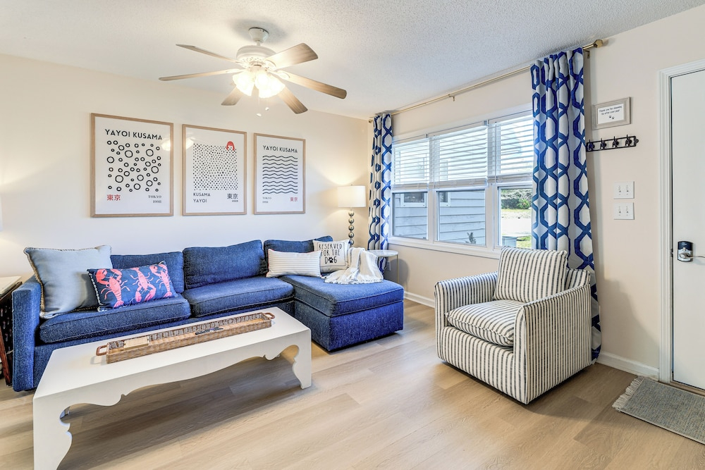 Well-equipped Emerald Isle Townhome: Pets Welcome!