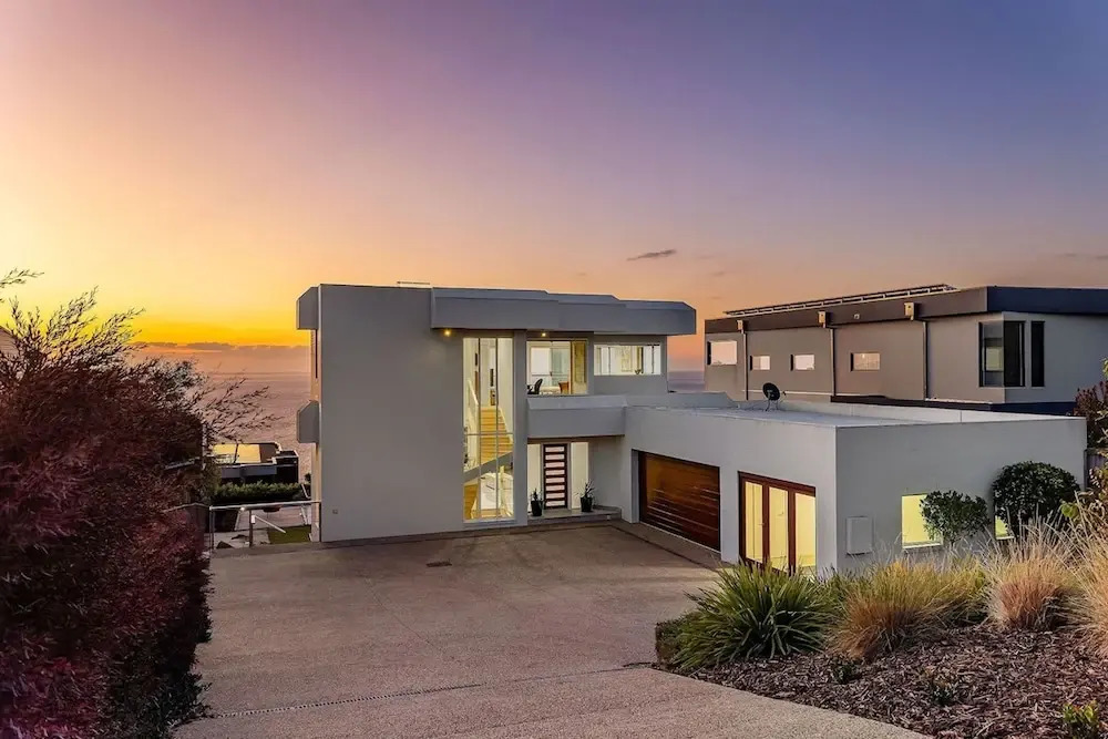 Clifftop Family Retreat With Views Pool