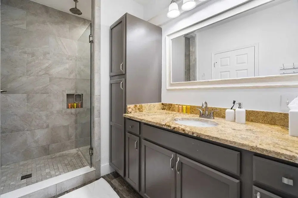 7bdr w/ Private Pool, Hot Tub, Fire Pit, Walk to Beach Tidal Wave by Avantstay