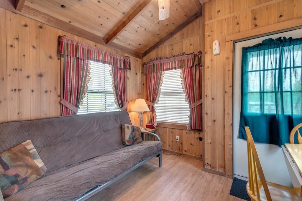 Lake Conroe One-Bedroom Cabin 3