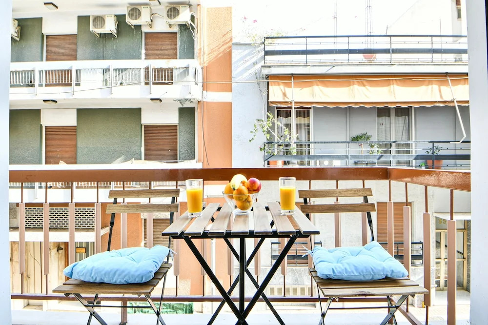 Fresh & renovated apartment next to metro station