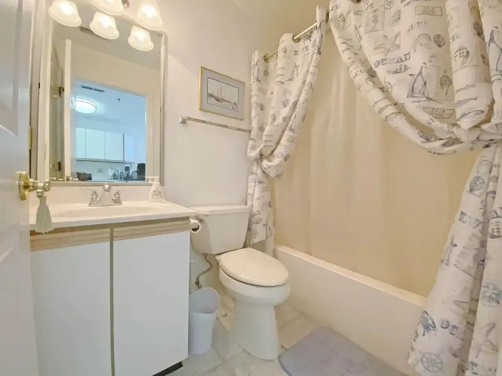 Harbour Club G7 2 Bedroom Condo by RedAwning
