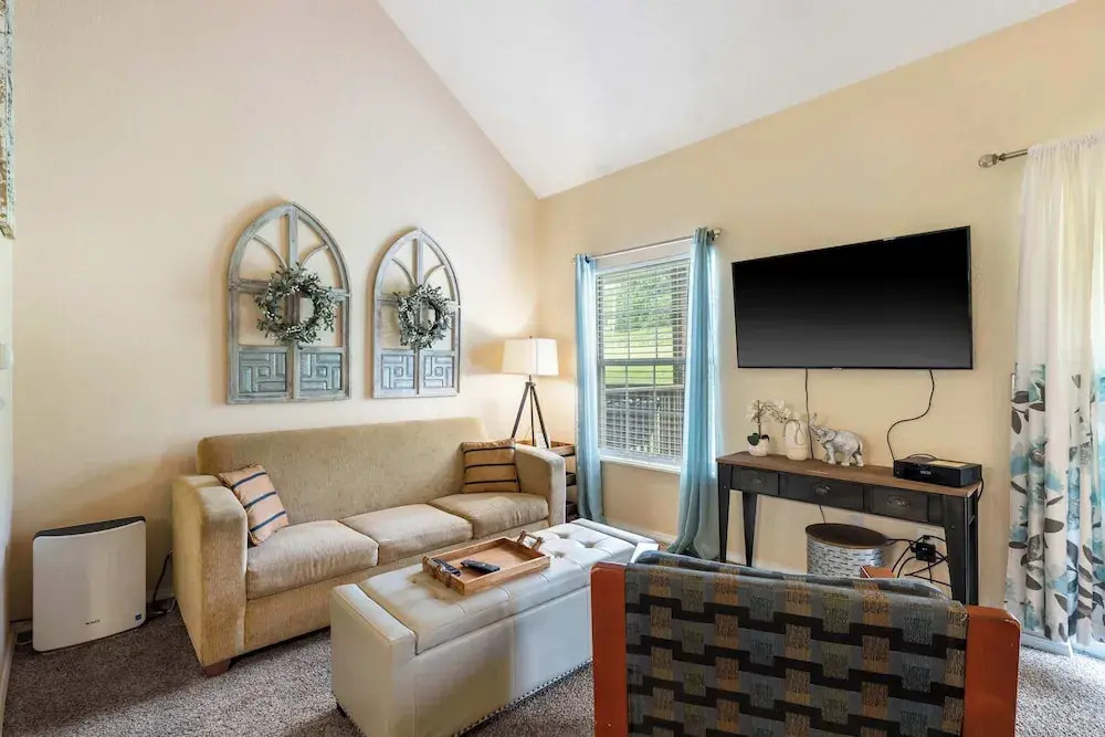 Warm Welcome Getaway Resort Stay for 6 With Amenities Near Downtown