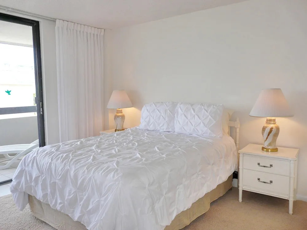 Condo Overlooking Clam Bay With Pool and Beach Access