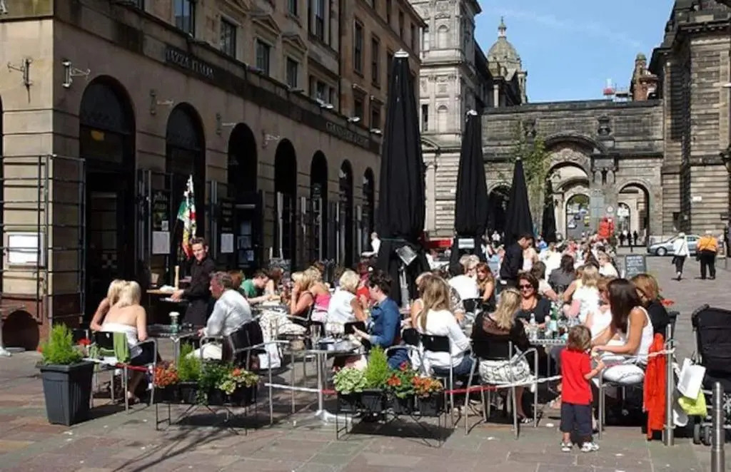 Glasgow City Centre G1 PENTHOUSE with RiverViews - Duplex (4 Bedrooms, 3 Bathrooms, Kitchen, 1 Living room, 1 Dining room, 2 Terraces, Triple Garage 3 Parking spaces 'e-charging', Top Floor, 2050 sq ft, Merchant City)