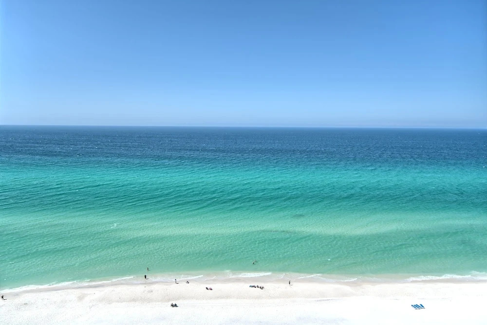 Luxurious High-Rise Condo with Spacious Balcony Facing the Ocean - Unit 1805 by RedAwning