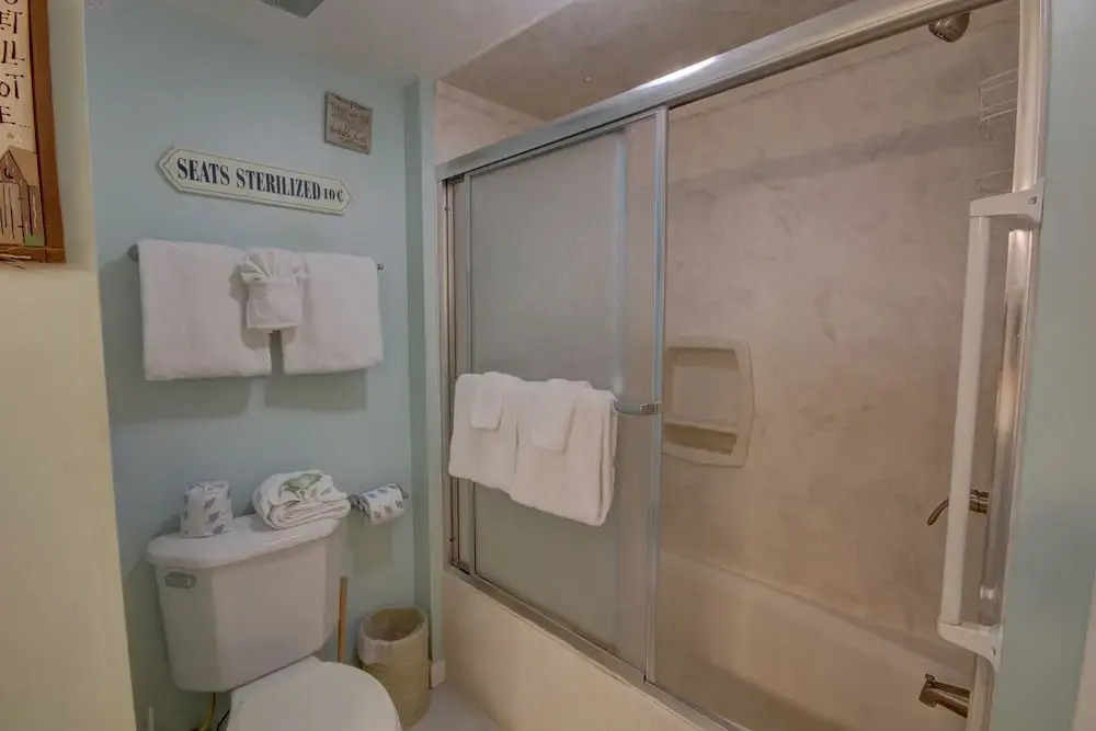 464 El Matador 1 Bedroom Condo by RedAwning