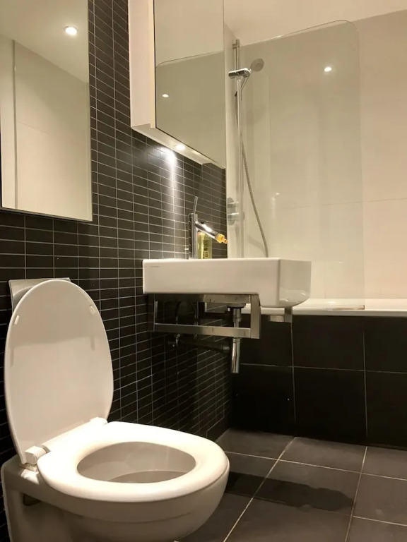 Spacious Flat With Private Patio Right by Kings X Station