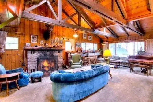 Twin Top Lakefront 6 Br Cabin by RedAwning