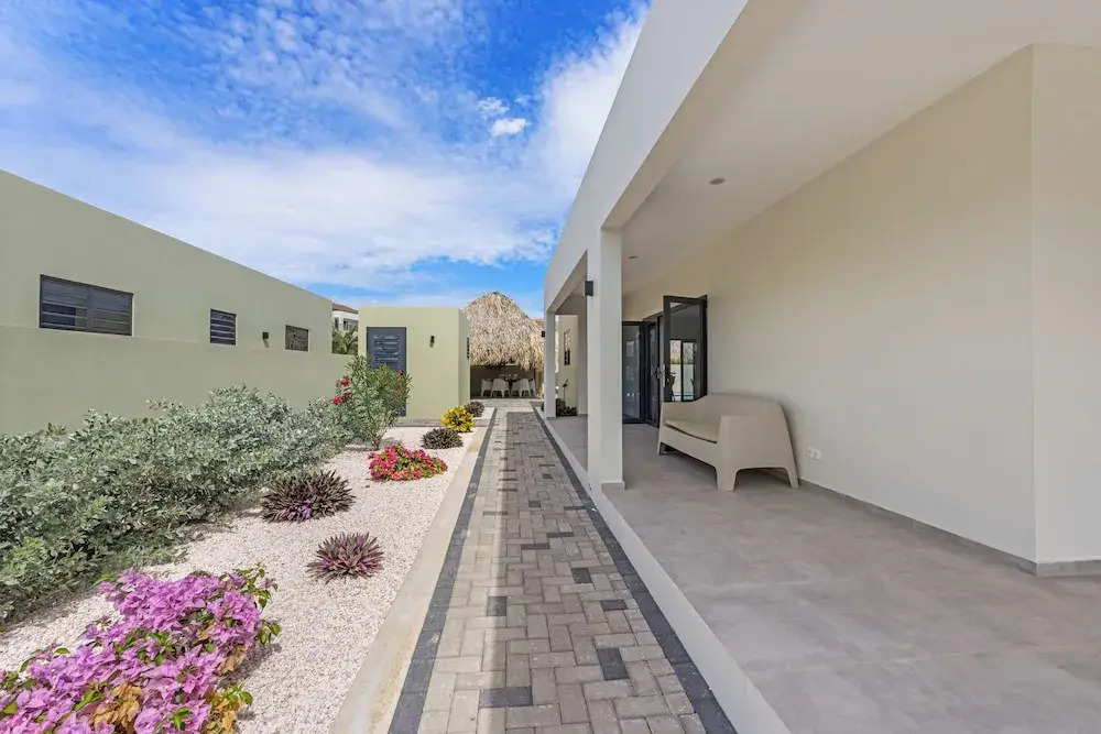 Infinity Blue villa with private pool at Mambo Beach