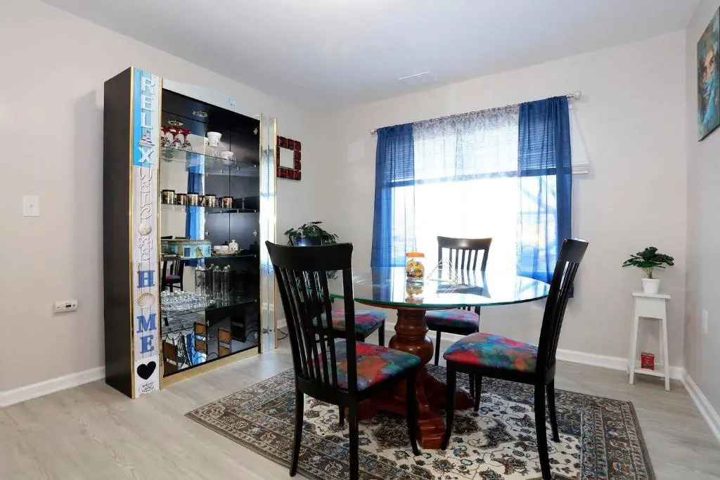 Global Vibe Parlor Renovated Full Kitchen Free Parking