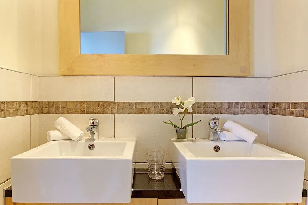 Manhattan Suites 703