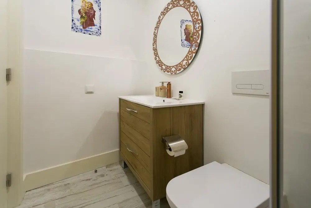 ALTIDO Modern Apt for 5 w/ workspace&private entrance, moments from Lisbon Cathedral