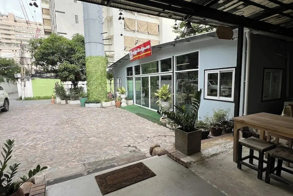 Orchid Hostel Near Bumrungrad hospital and Nana Market
