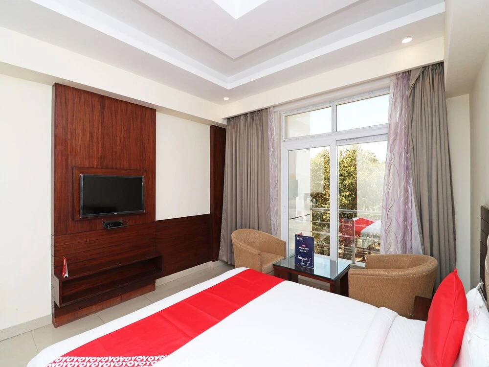 OYO 12823 Hotel Pearl Avenue