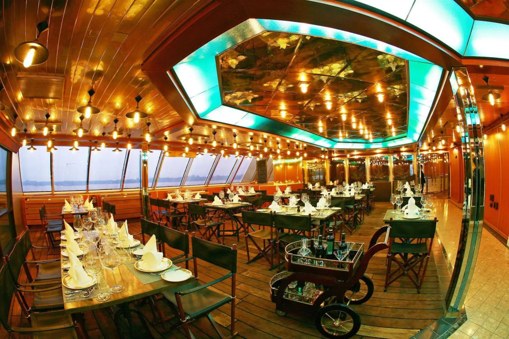 Vintage Luxury Yacht Hotel