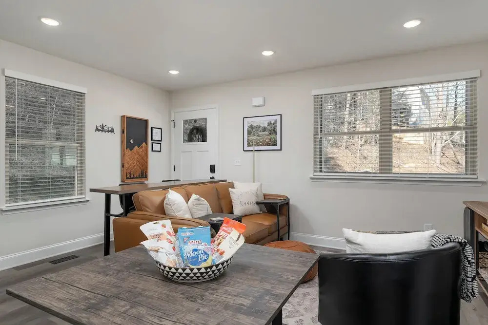 Ideal Location & Mountain Views: Chattanooga Home!