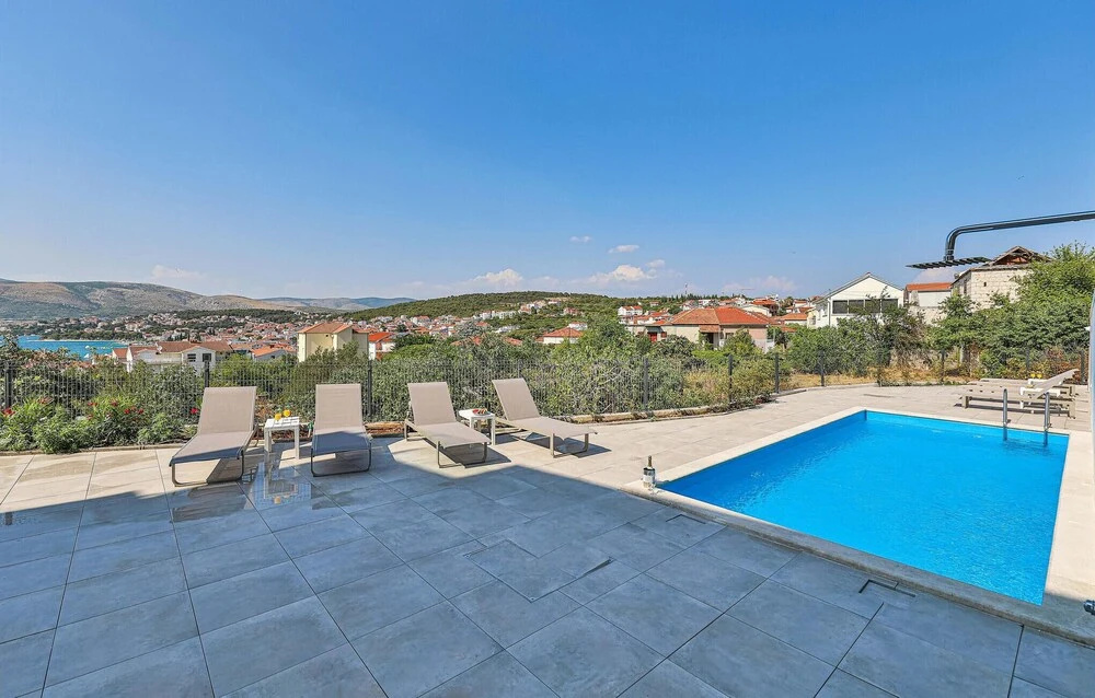 Beautiful Apartment in Okrug Gornji With 1 Bedrooms, Wifi and Outdoor Swimming Pool