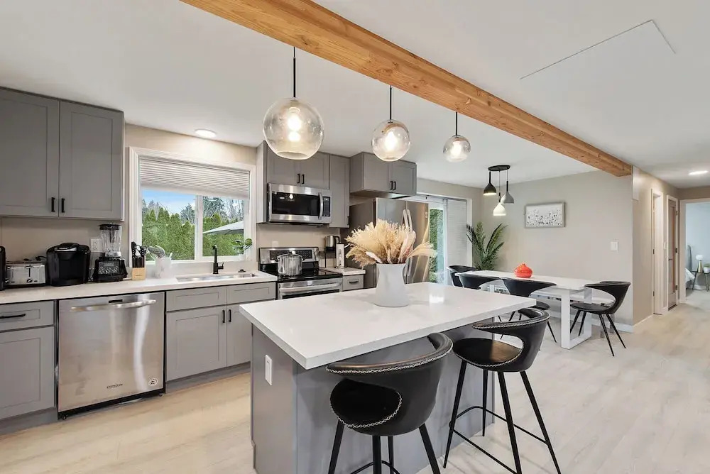 Joyful Kirkland Home Near Beach Hot Tub & AC
