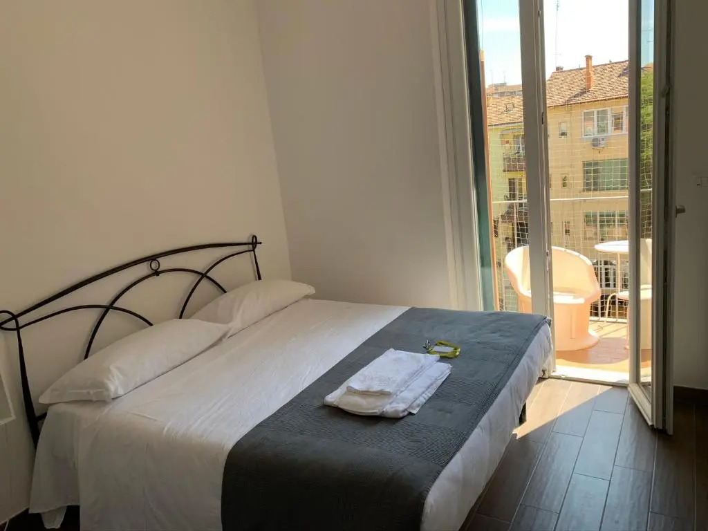 Отель Mambo Suites