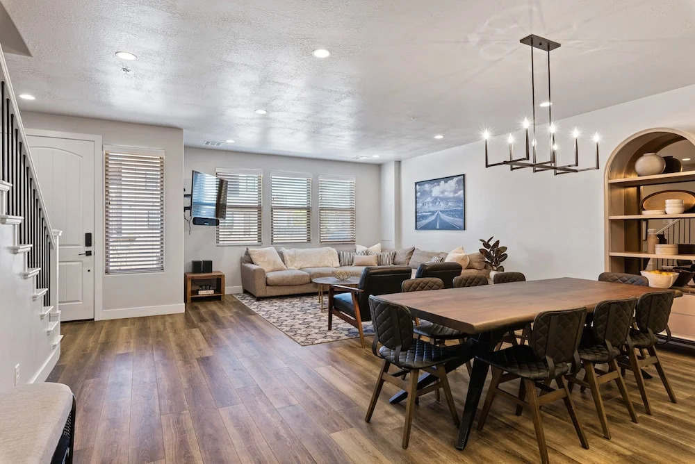 Reunion HQ home