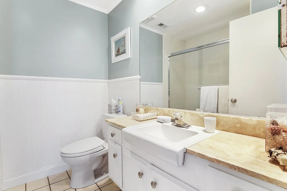 Blue Lagoon Condo - 2 Br condo by RedAwning