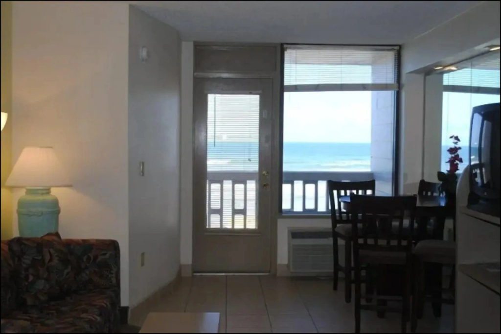 Howard Johnson by Wyndham Oceanfront Daytona Beach