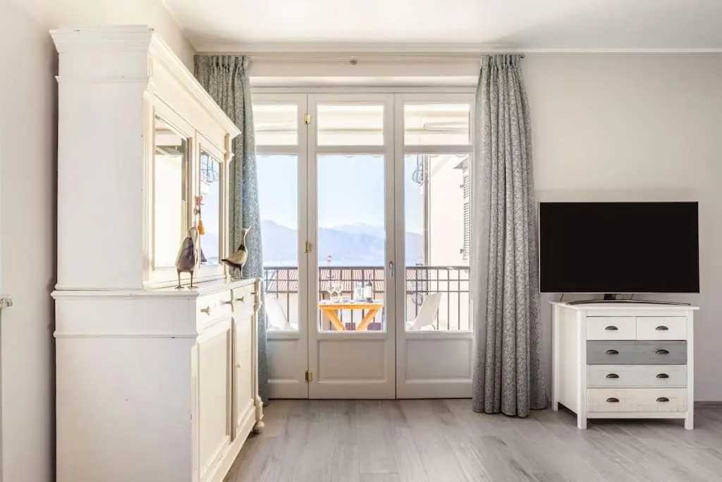 comfortable apartment in front of the lake