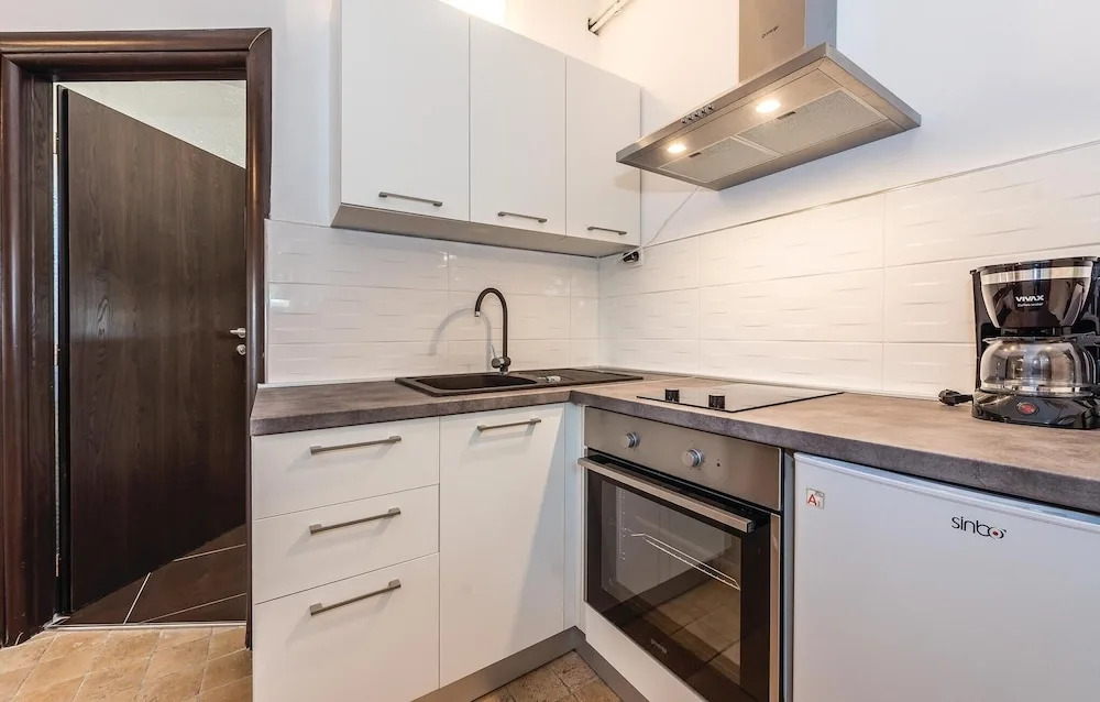 Beautiful Home in Brodarica With Wifi and 4 Bedrooms