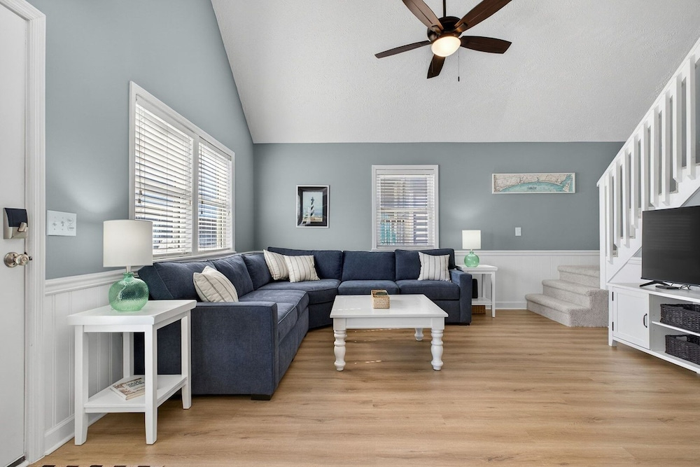 Luna By The Sea / 238 Brunswick Ave West 3 Bedroom Home
