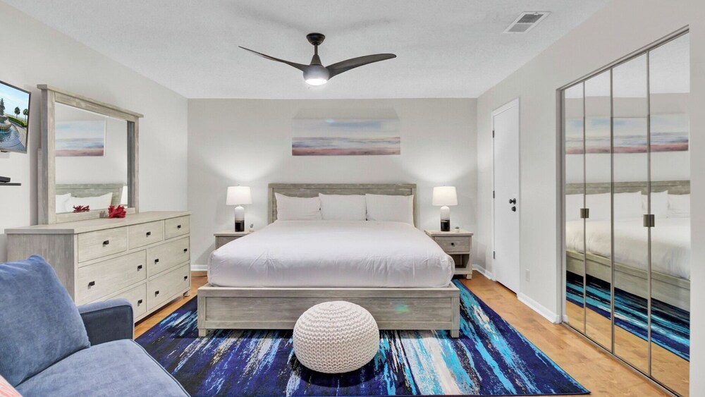 Newly Renovated Beachfront Condo Pool & Balcony 108 Summerhouse by Avantstay