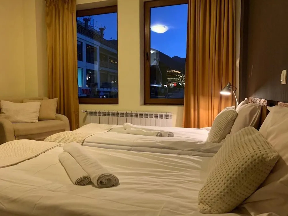 Room-granat Double Room 3- Next to Gondo