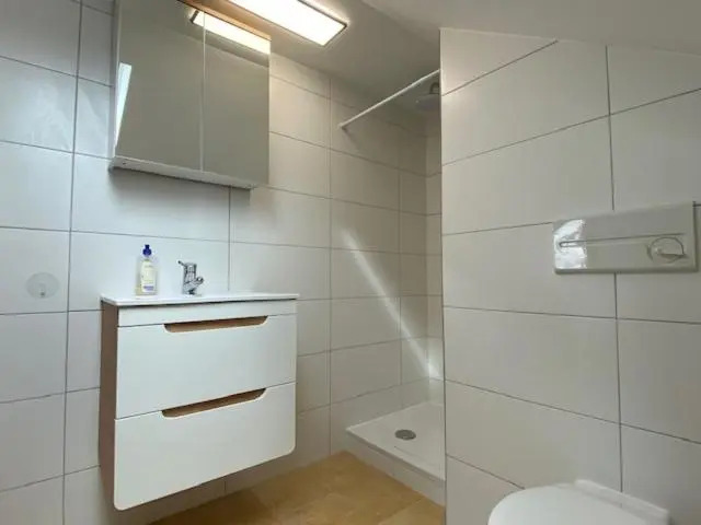 Monteurwohnung mit 3 Schlafzimmern, 5 Einzelbetten, 80qm, EG, zentral Freyung