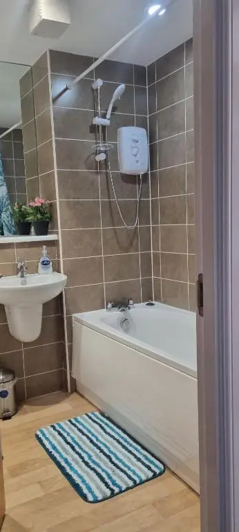 Lovely 2-bedroom flat with free parking