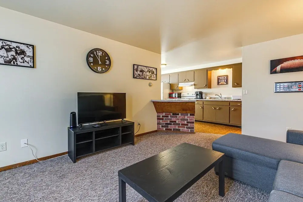 2 Mi to Dwtn Green Bay: Ideally Located Townhome!