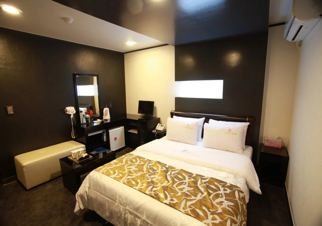 La Nuit Hotel