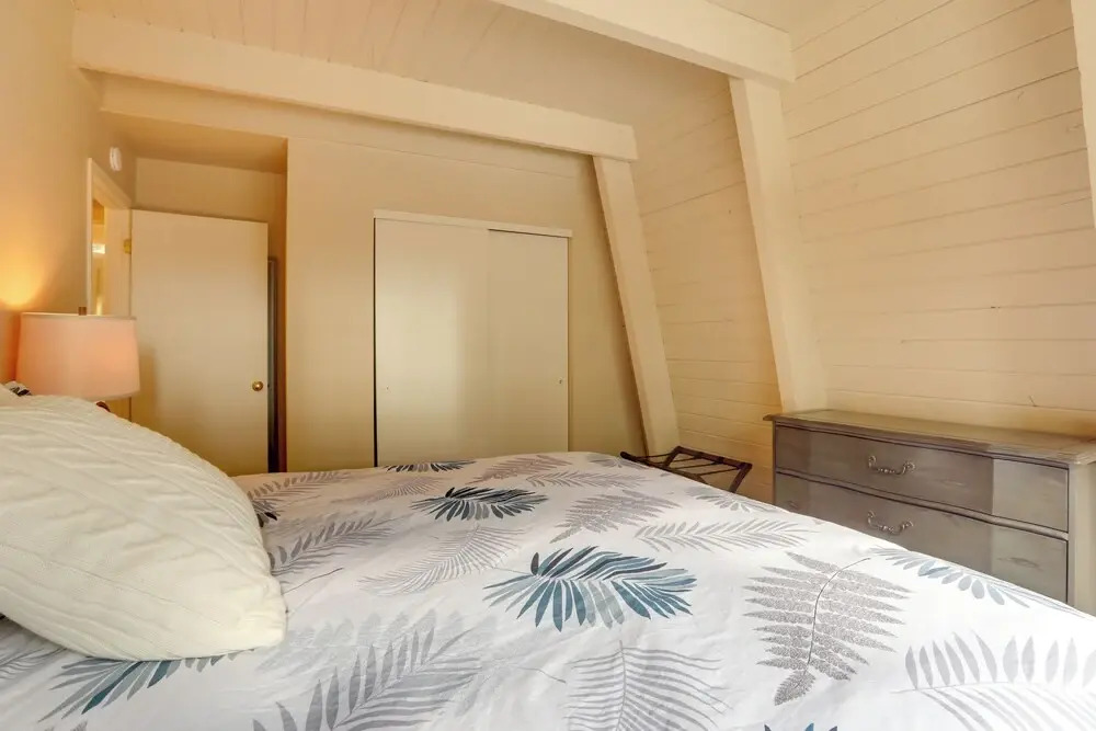 Near Skiing & Hiking: Carnelian Bay Cabin