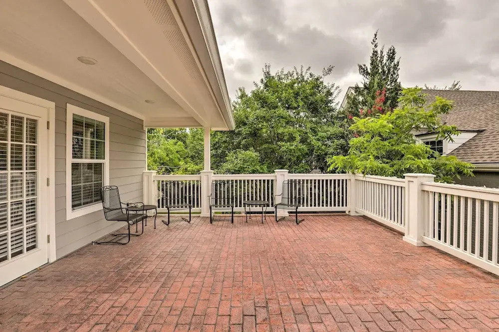Studio in College Station w/ Expansive Deck!