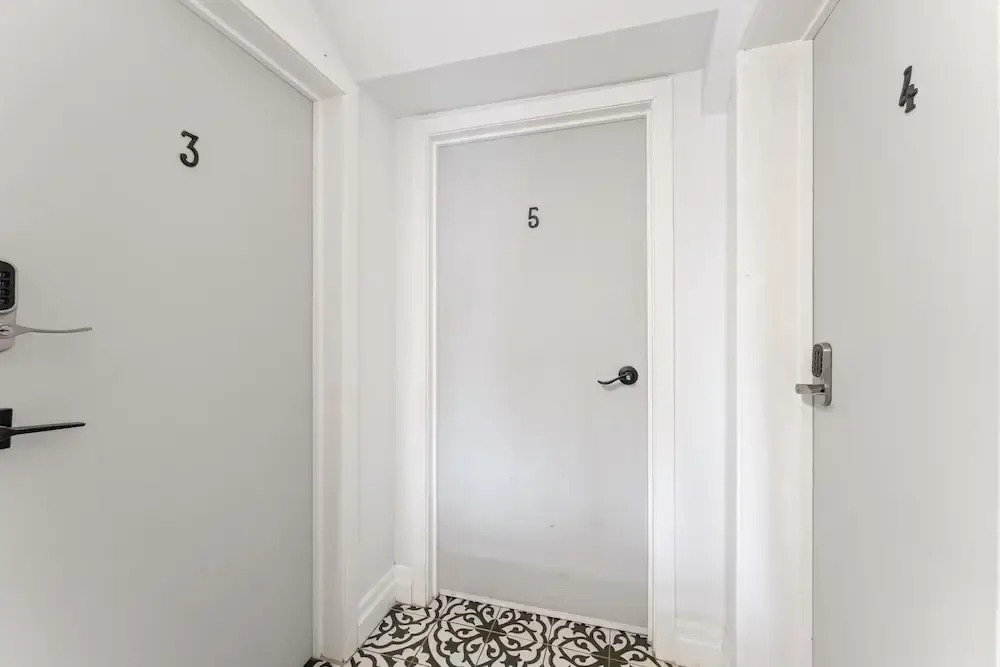 Private Studio Apartment in Burlington - U5