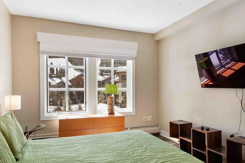 Passage Point 405 3 Bedroom Condo by RedAwning