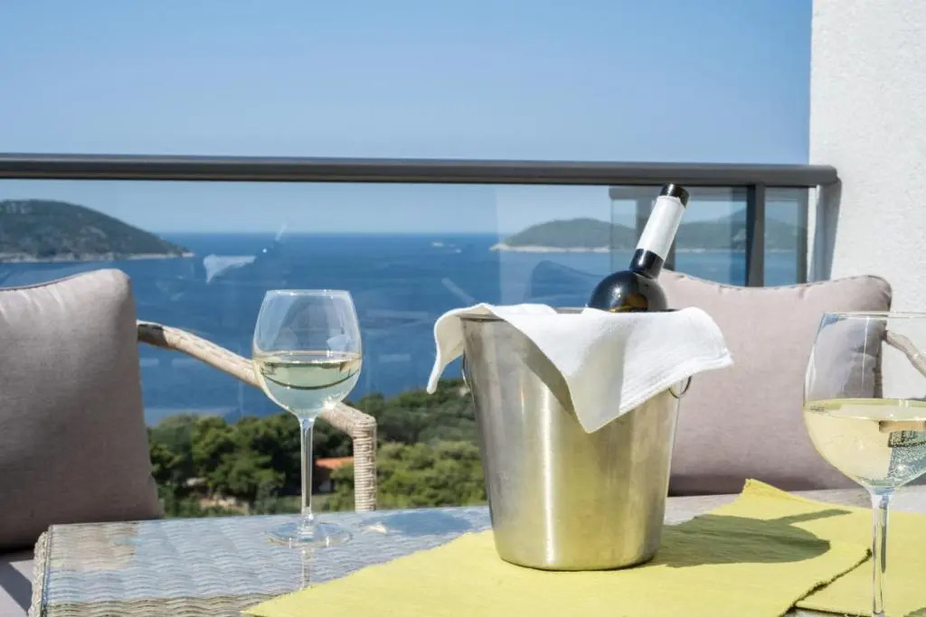 Apartmani D & J with Heated Pool & Stunning Sea View