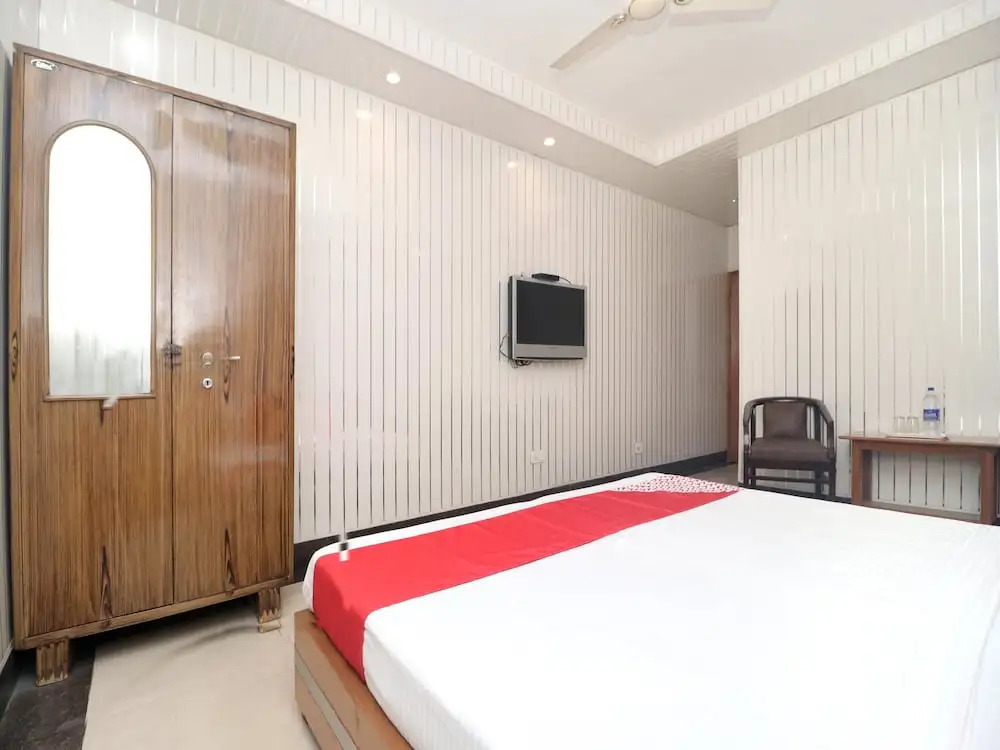 OYO 14533 Hotel Mohan