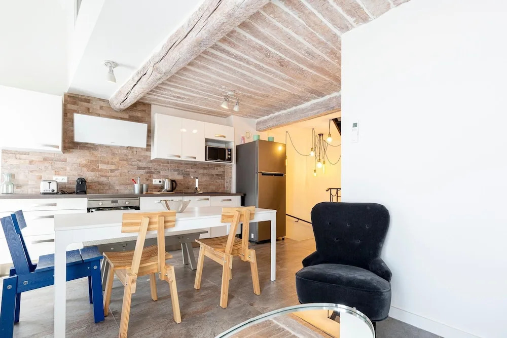 Charming 2 bedroom apartment in the best location, old town of Antibes 301